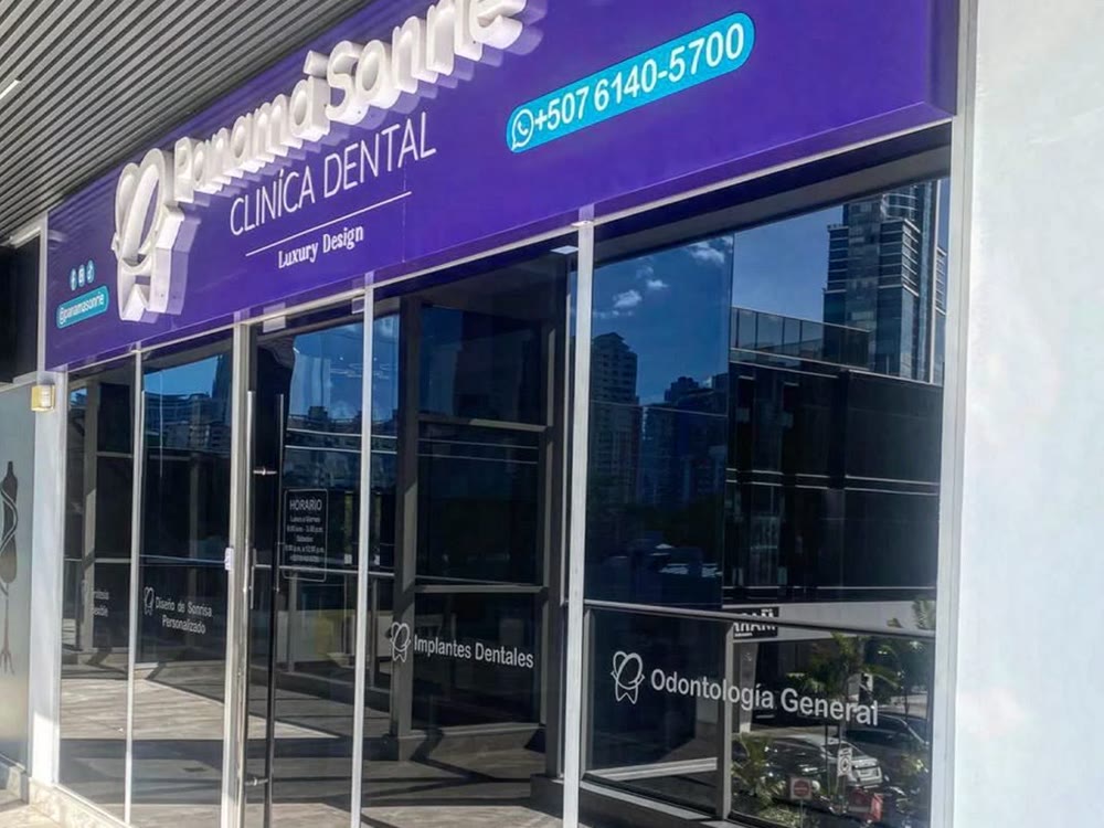Panamá Sonríe dental clinic storefront at Plaza Sunset Strip, Vía Israel, Panama City